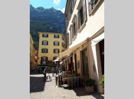 Schönes Altstadt-Apartment ''Dolce Vita'' inkl Parkplatz, hotell i Riva del Garda
