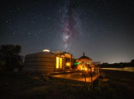 2 CUORI E 1 YURTA Glamping in Tuscany - Adults Only, campeggio di lusso ad Asciano