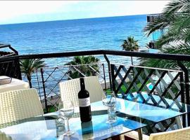 MI CAPRICHO 2F BEACHFRONT- Apartment with sea view - Costa del Sol, hotel para golfe em Sitio de Calahonda