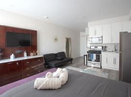 Luxurious Furnished Studio w Full Kitchen in SD, apartment in San Diego