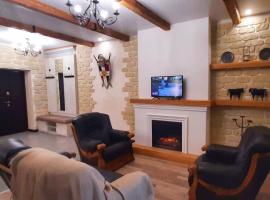 Гетьманські палати , Старе місто, 2 спальні, балкон-тераса , 85 м кв、カームヤネツィ・ポジーリシクィイのホテル