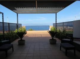 Luxury House with 3 Bedrooms, Sea Wiew and Swimming Pool in a quiet Residence, hotel in Puerto de Santiago