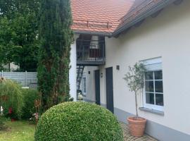 Bezaubernde Ferienwohnung mit Rosengarten, cheap hotel in Waldershof