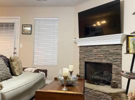 Charming townhouse ideally situated in Winder, GA, hotel with pools in Winder