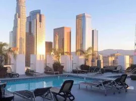 Huge Downtown LA Loft with Rooftop Pool & Jacuzzi