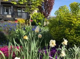 Lovely J Home -Stunning river view cozy two bedroom private suite
