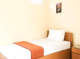 Muzdalifa Syariah near Alun Alun Gresik Mitra RedDoorz, hotel v destinaci Lumpur