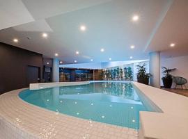 Luxe 2BR Executive Apartment Kingston Pool Parking WiFi BBQ Wine, hotel near Canberra Airport - CBR, 