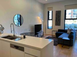 Luxe 2BR Executive Apartment Kingston Pool Parking WiFi BBQ Wine, hotel in Kingston 