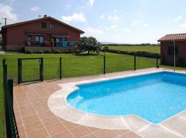 Villa Brandán - Villa con piscina privada para 12p, hotel in Villaviciosa