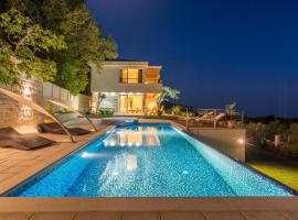 Luxury Villa Crystal Blue: Sveti Stefan şehrinde bir kulübe