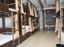 PARADISE AC DORMITORY, hotel v destinaci Bareilly