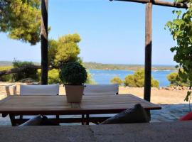 wood & stone dream view house A, holiday rental in Diaporos