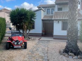 Impeccable 3-Bed Villa in Hancienda del alamo, casa de temporada em Fuente Alamo
