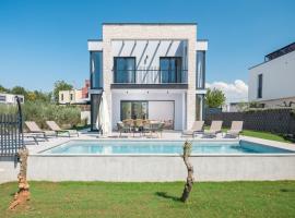 Villa Grota - Luxury 4-Bedroom Villa with Private Pool & Garden near Poreč, hotel u Poreču