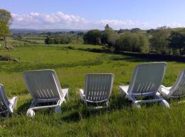 Rural cottage between the mountains and the sea, hotel with parking in Lampeter