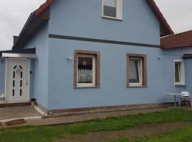 Ferienhaus auf Rügen, hotel dengan parkir di Gingst