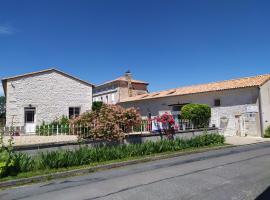 Les Gîtes du Vigneron et Cd'h, hotel bajet di Saint-Seurin-de-Palenne