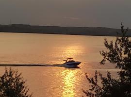 Mona: Mamaia şehrinde bir otel