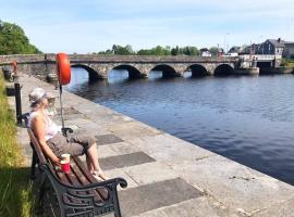 Home near the River Shannon, hotel din Rooskey