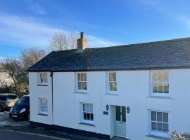 Cornish village house close to beaches & amenities, hotel in Porthscatho