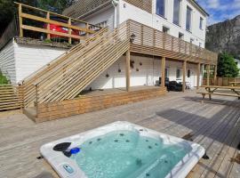 Waterfront Senja, hotel com banheiras de hidromassagem em Torsken