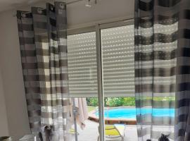 Villa de 2 chambres avec piscine privee jardin clos et wifi a Colonzelle, medencével rendelkező hotel Colonzelle városában