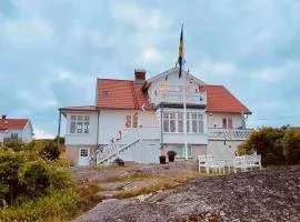 Fin lägenhet i vårt hus med uteplats på Käringön、シャーリンヤンのビーチ周辺のバケーションレンタル