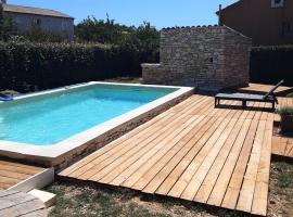 Villa confortable avec piscine privée à Saint-Saturnin-lès-Apt, Hotel in Croagnes