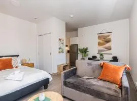 Wonderful New Studio close to Mount Royal By Den Stays