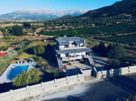 VILLA IN NATURE, hotel berdekatan Erimanthus river, Mitópolis