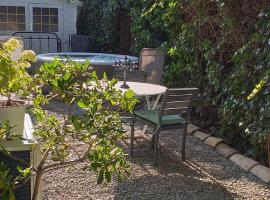 LE PETIT JARDIN ..., hotel in LʼIsle-sur-la-Sorgue