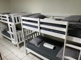 Single Size BOTTOM Bunk Bed - Mixed Shared ROOM, hostel em Miami