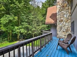 Peaceful Roan Mountain Escape On-Site Creek!, cabaña o casa de campo en Roan Mountain