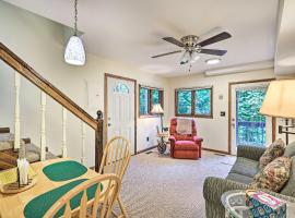 Cozy Roan Mountain Cabin with Private Balcony!, hotel in Roan Mountain