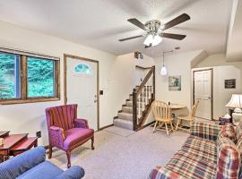 Idyllic Roan Mountain Cabin Across from Creek, cabaña o casa de campo en Roan Mountain