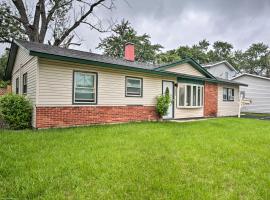 Charming Sauk Village Ranch Home with Fireplace, vacation home in Sauk Village