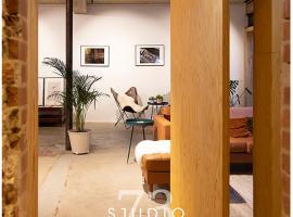 Studio73, Guesthouse met sauna, guest house in Kortrijk