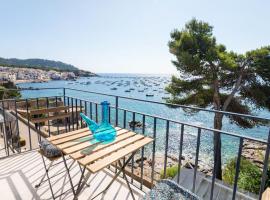 Precioso apartamento en primera línea de mar en Calella de Palafrugell, semesterboende i Calella de Palafrugell