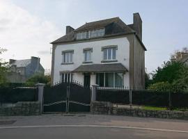 TY GWENN Maison avec parc clôturé au Centre Bretagne – hotel w mieście Maël-Carhaix