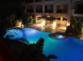 104 Excellent 2 bed apartment with pool view, AC & gym!, alojamento para férias em Perivolia