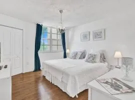 Renovated cozy The yacht club at aventura Parking included