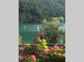 Casa a schiera fronte lago con giardino, vila di Barcis