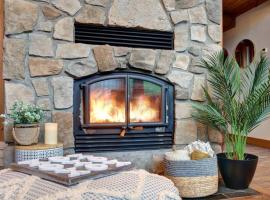 LOG CABIN w HOT TUB, BEACH access, near of TREMBLANT, hotel with parking in Labelle