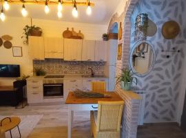 Casa Fiorita 22 Porto Ceresio, готель у місті Порто-Черезіо