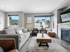 Spacious Modern Ski-in Ski-out with Hot Tub Townhouse, hotel in Sun Peaks