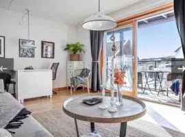 Mycket fin lägenhet med solig balkong centralt på Käringön möjlighet till privat parkeringsplats、シャーリンヤンのビーチ周辺のバケーションレンタル