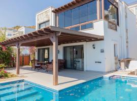 Splendid Villa with Private Pool and Jacuzzi near Beach in Bodrum, מלון בטורגוטריס