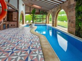 Luxury Villa Esmeralda, hotel with pools in Suances