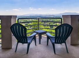Marys Dream with Mountain Views and Community Pool, villa in Sevierville